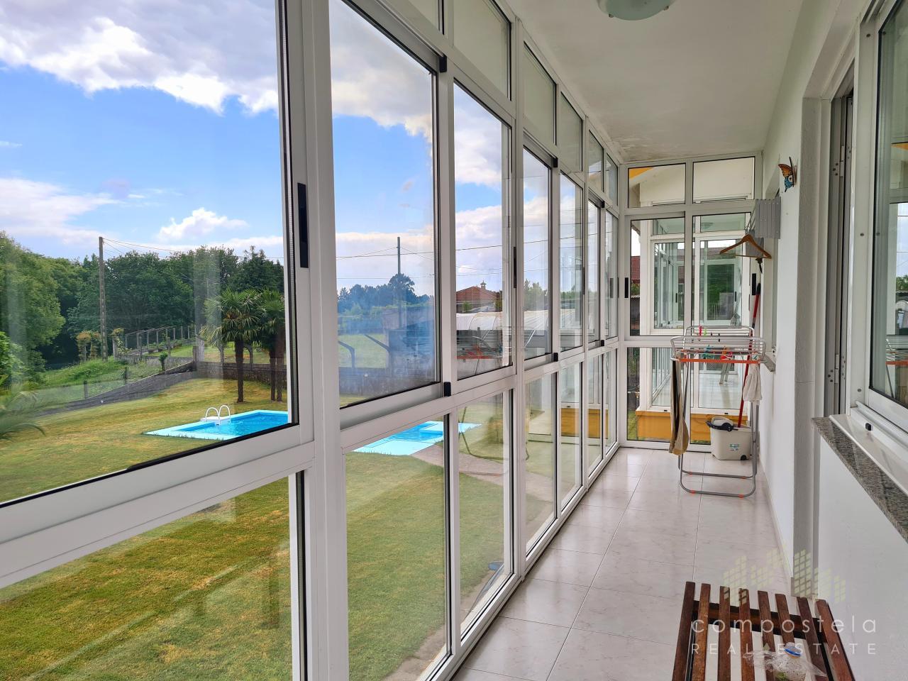 Infinitas vistas a jardín, piscina desde galería de cocina