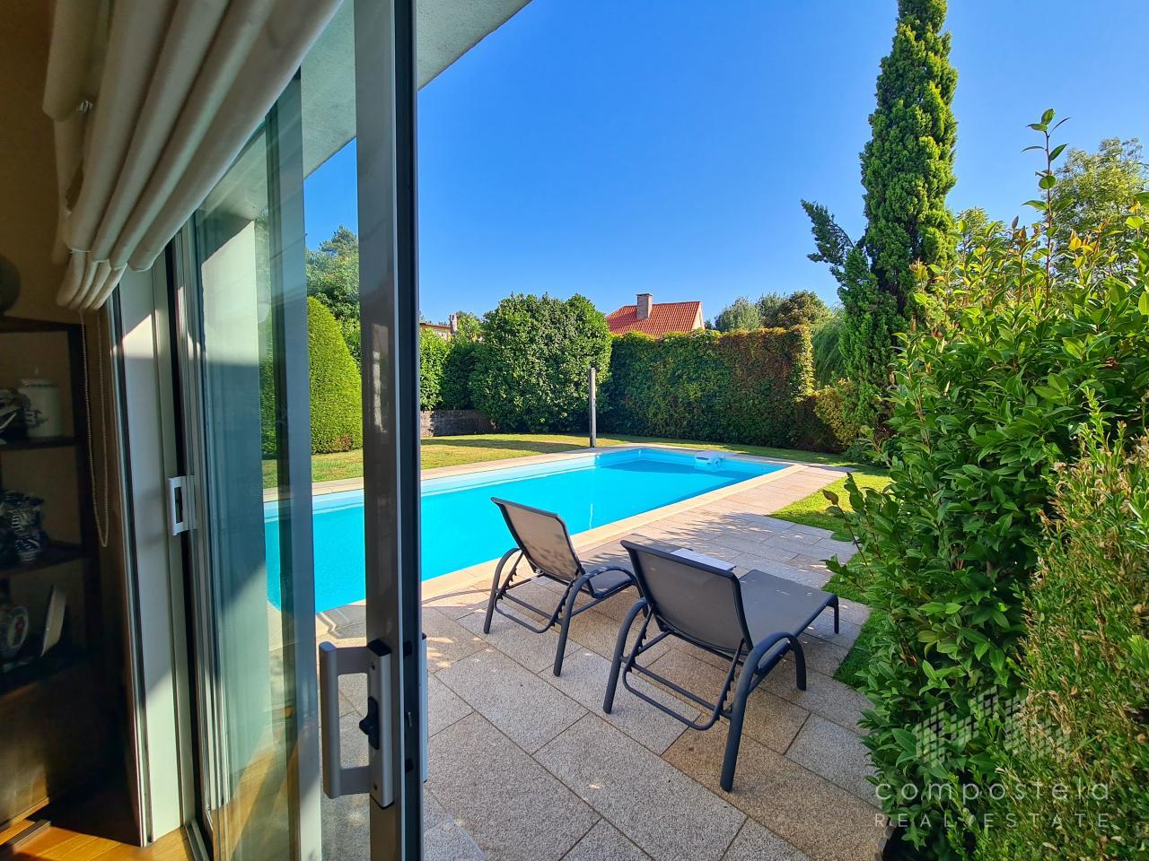 Salida desde sala de estar a terraza y piscina (10 m largo x 4 m de ancho)