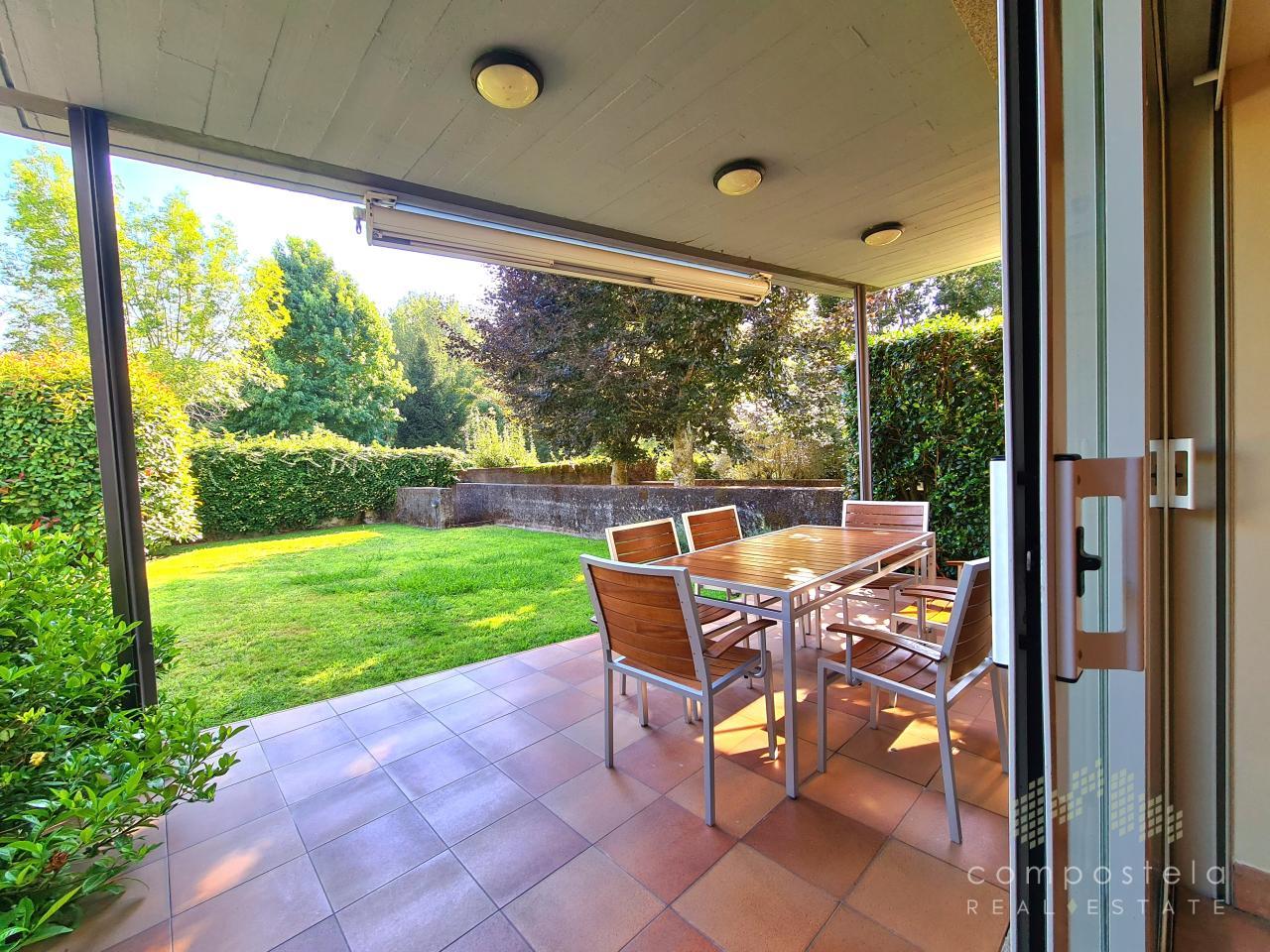 Cocina, salida al porche y jardín de casa