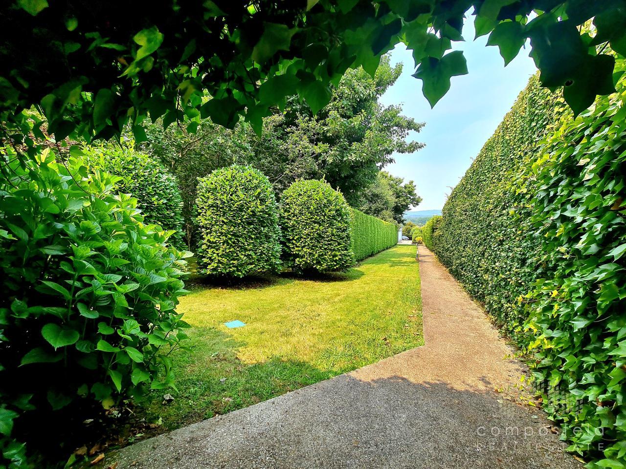 Parcela de 4.000 m2. jardines, terrazas, árboles ornamentales...un placer disfrutarlo