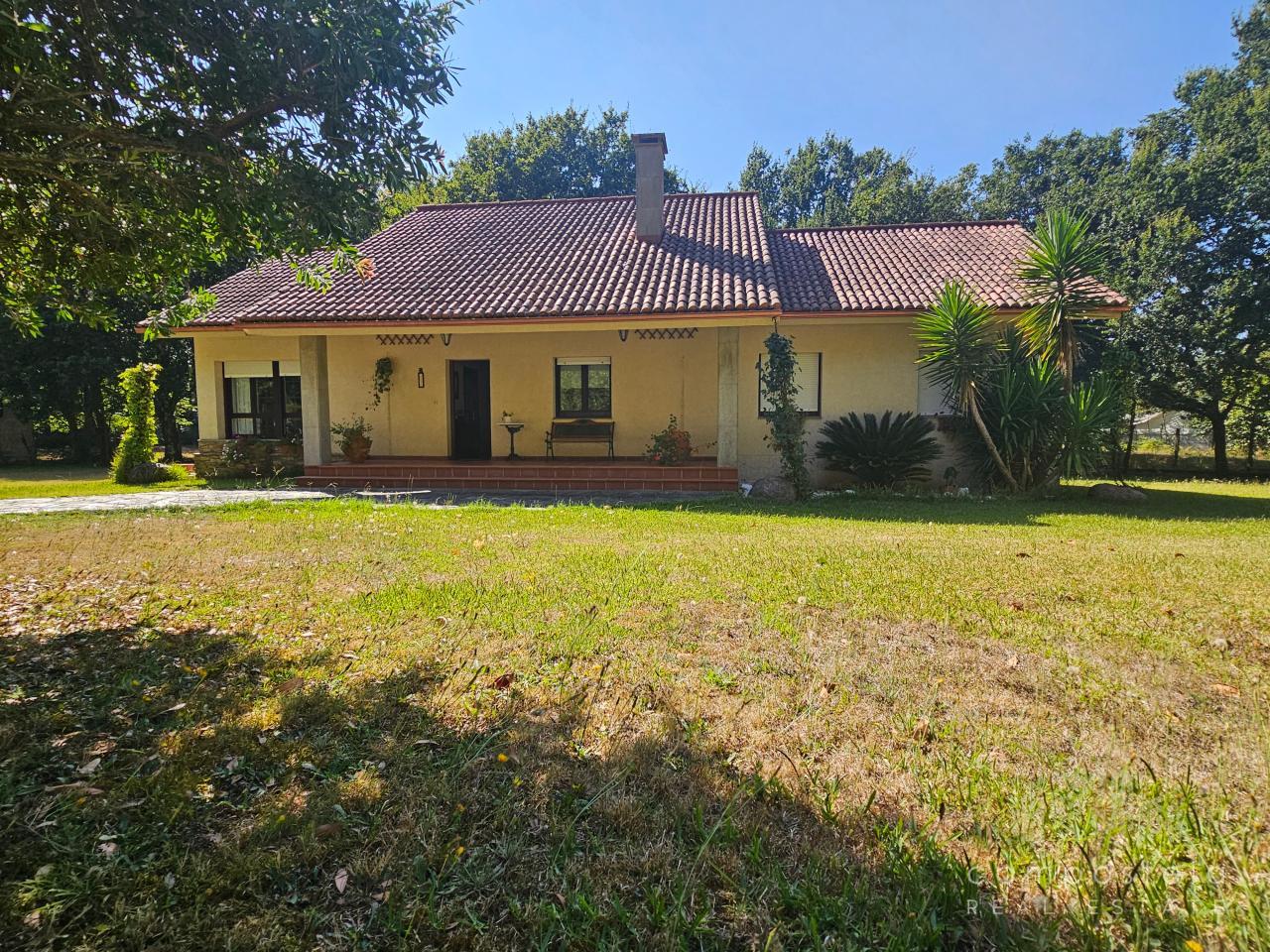 Fachada principal, vivienda de 2 plantas