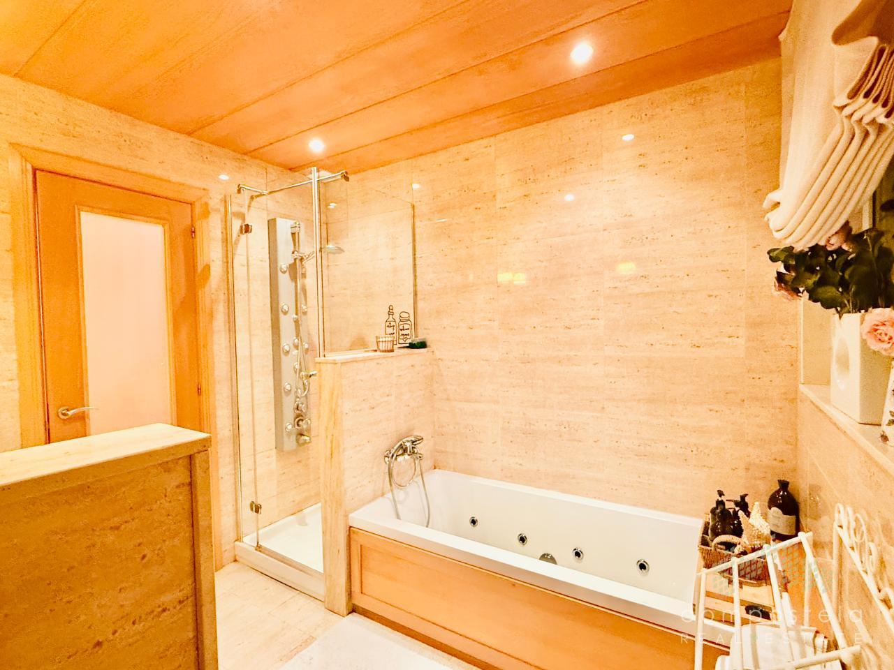 Bañera hidromasaje y plato de ducha en baño del dormitorio