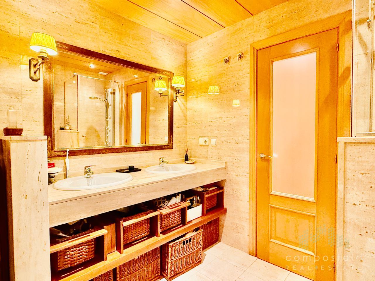 Mobiliario en baño de dormitorio
