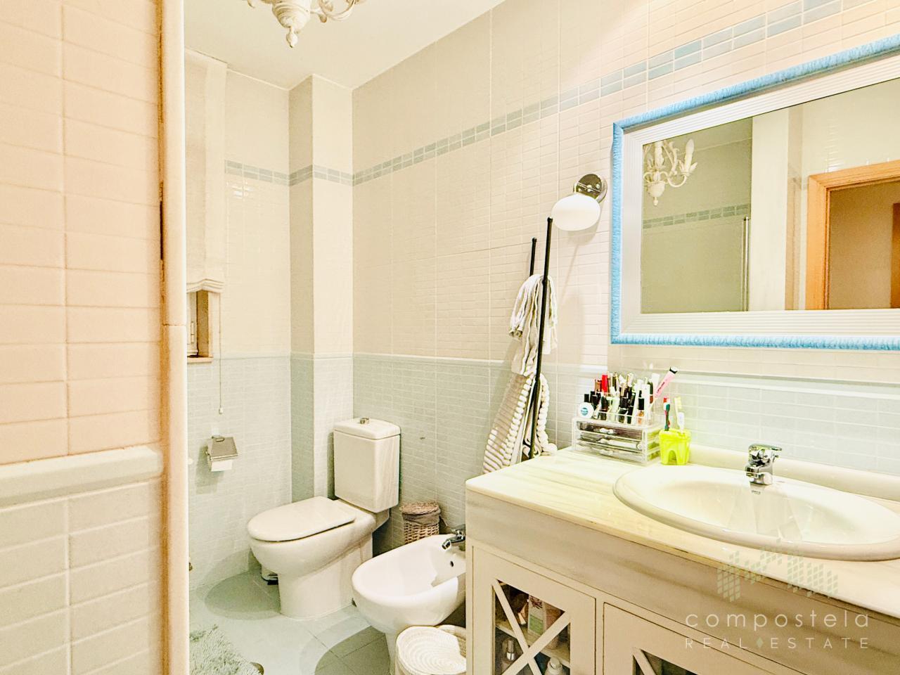 3º baño, ubicado en distribuidor de planta primera