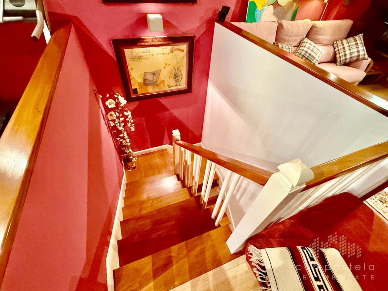 Cómoda escalera a planta superior 