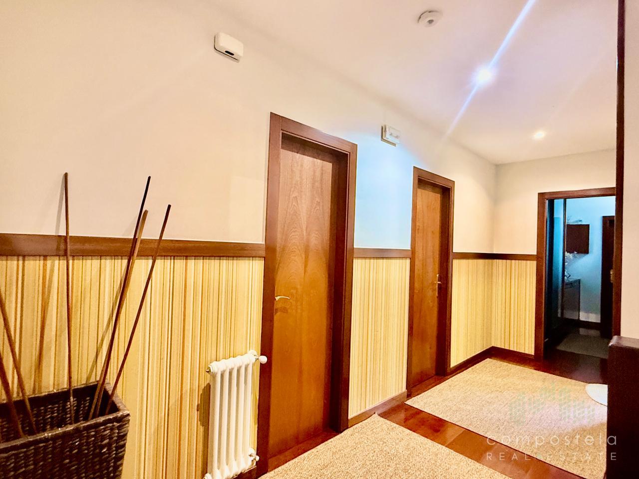 Amplitud en distribuidor-hall de planta baja