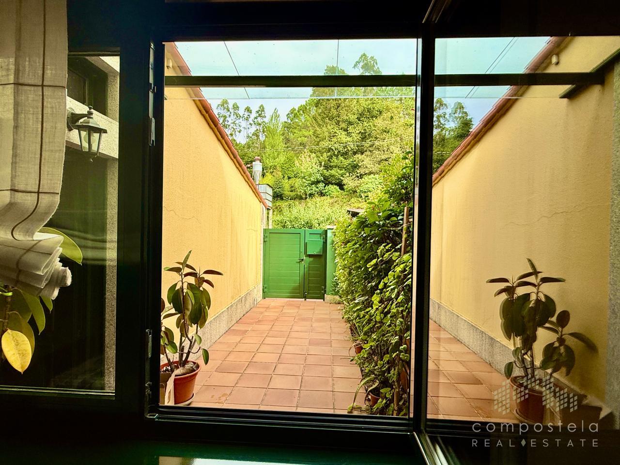Entrada principal de casa, vistas desde cocina