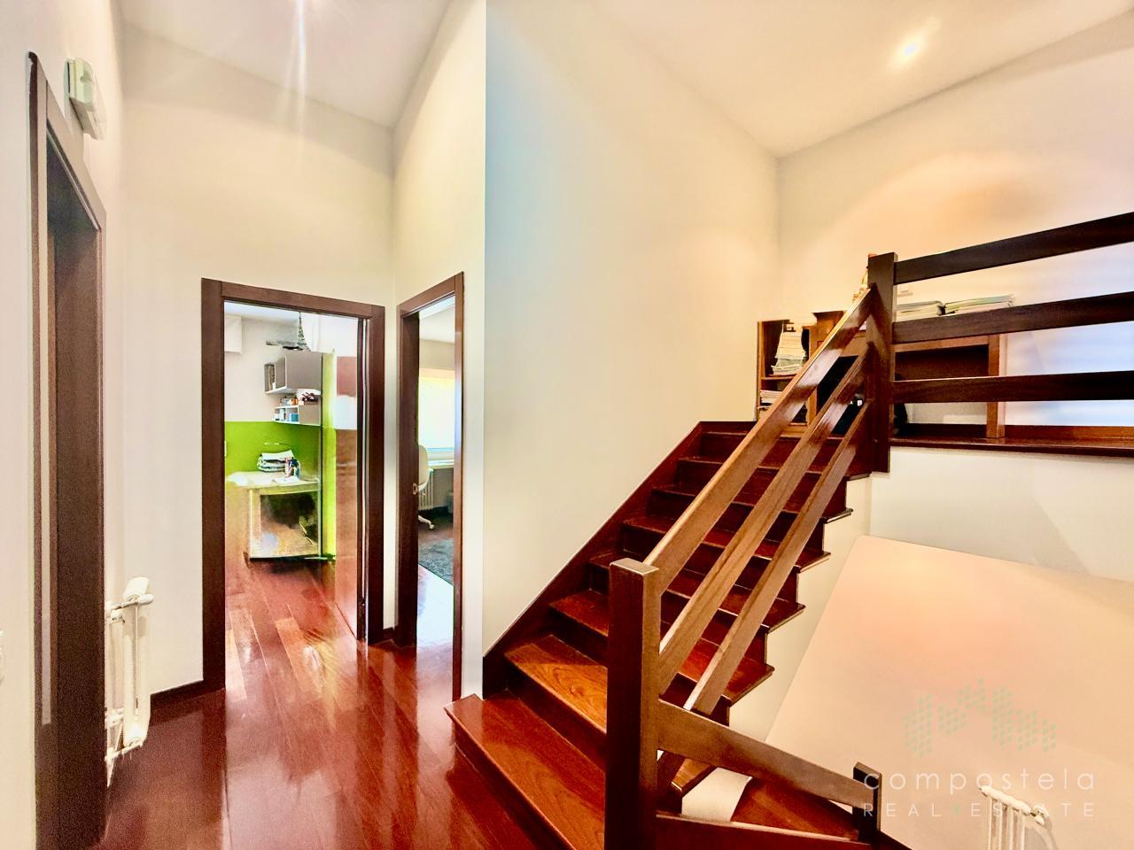 Distribuidor de planta alta: 4 dormitorios y 2 baños
