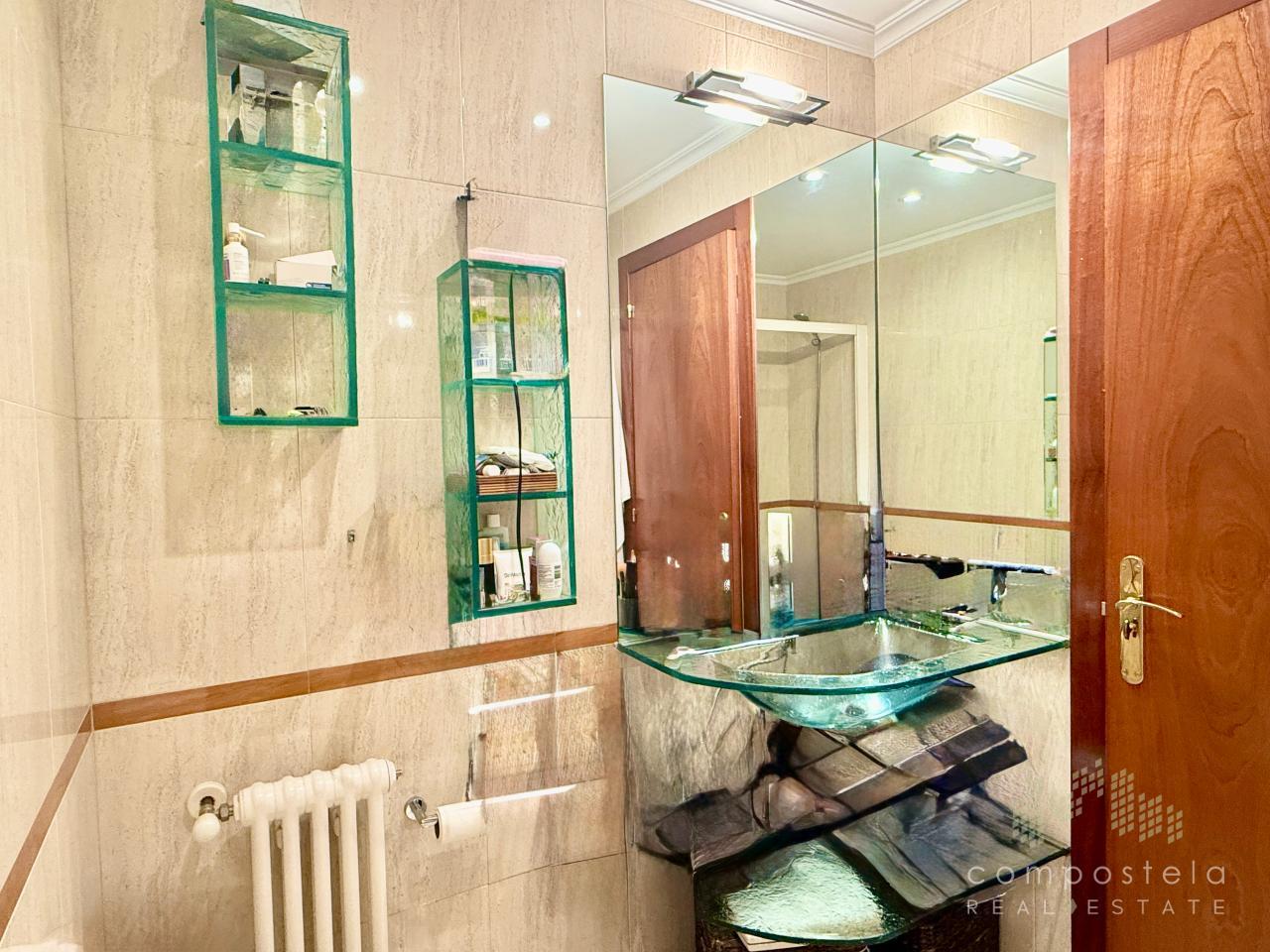 Cómodo baño incorporado en dormitorio