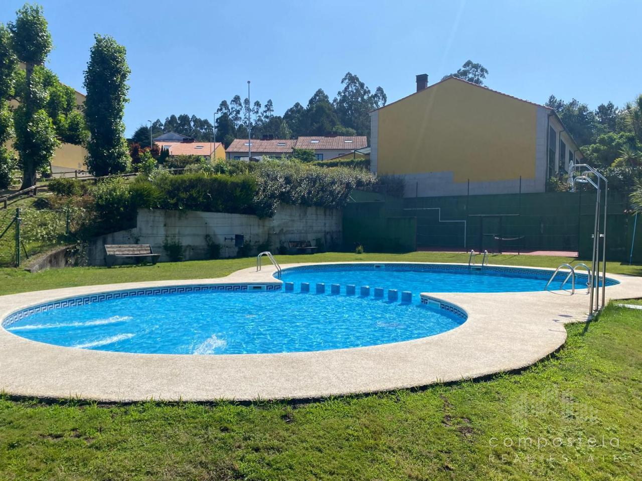 2 piscinas comunitarias, una de ella para niños