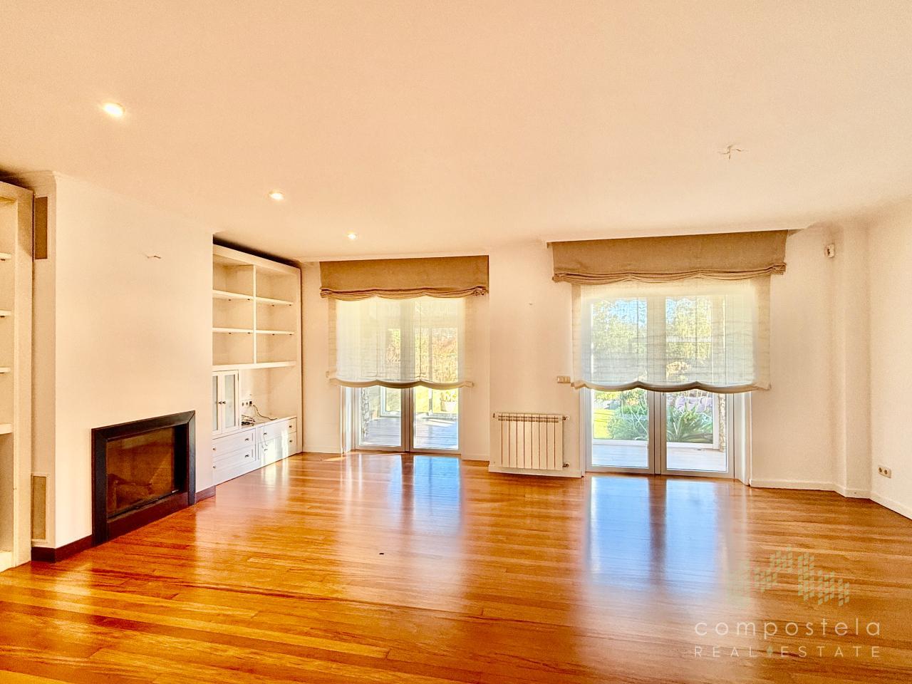 Salón comedor con chimenea, salida a porche