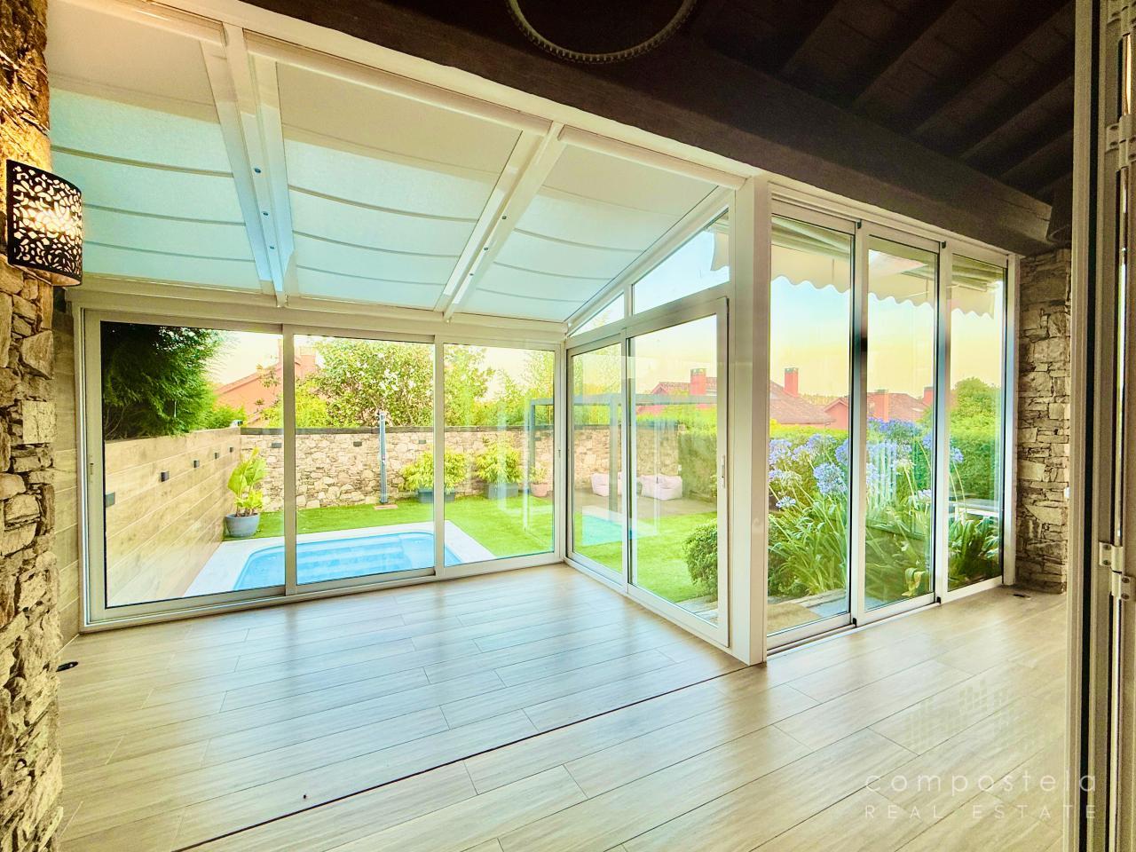 Porche cerrado con salida desde salón comedor