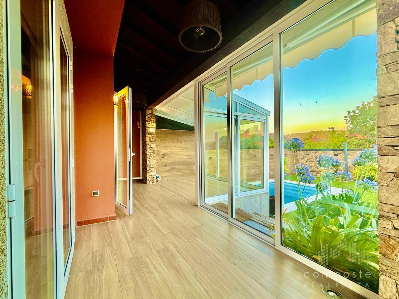 Salida a porche cerrado desde el salón comedor