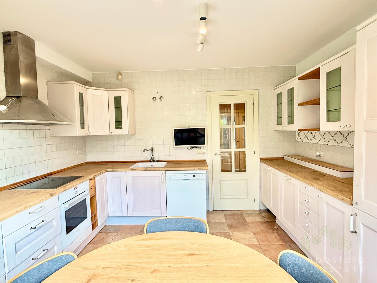 Cocina con electrodomésticos, mobiliario actual