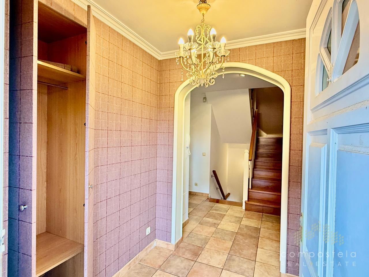 Armario empotrado en hall, comodidad nada mas entrar