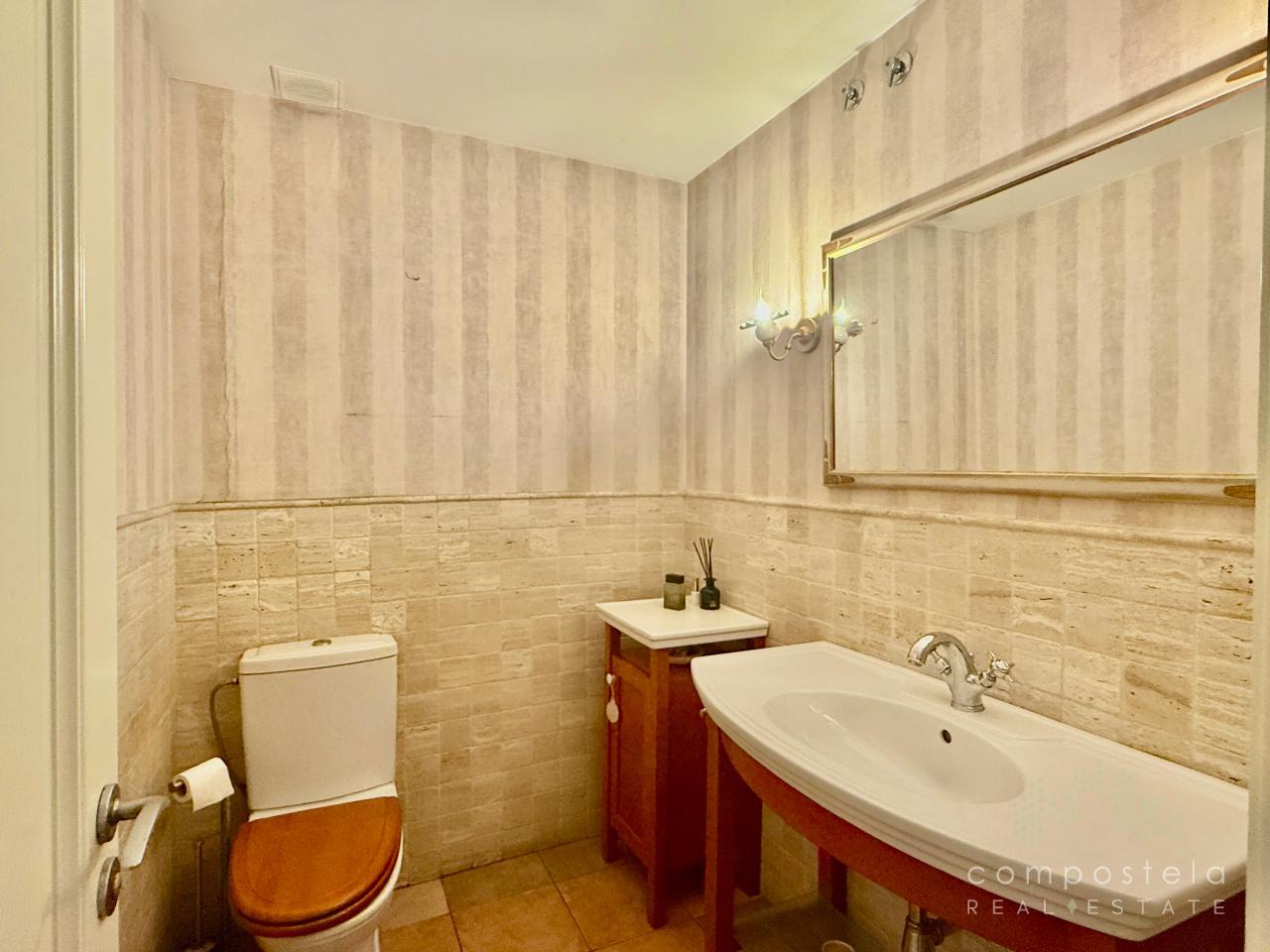 1º baño (aseo) con espacio para ducha, planta primera