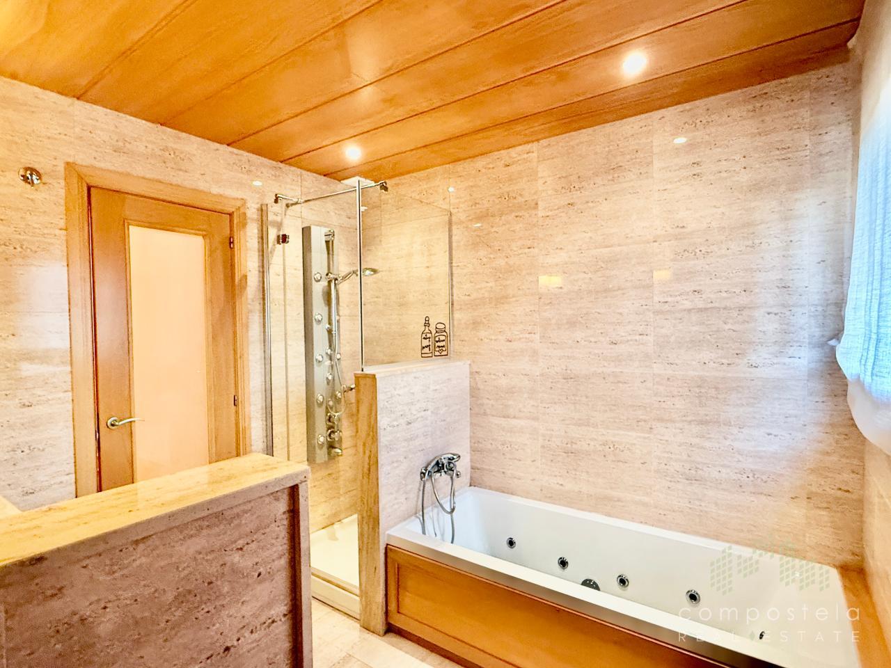 Baño con bañera hidromasaje y ducha, incorporado en suite