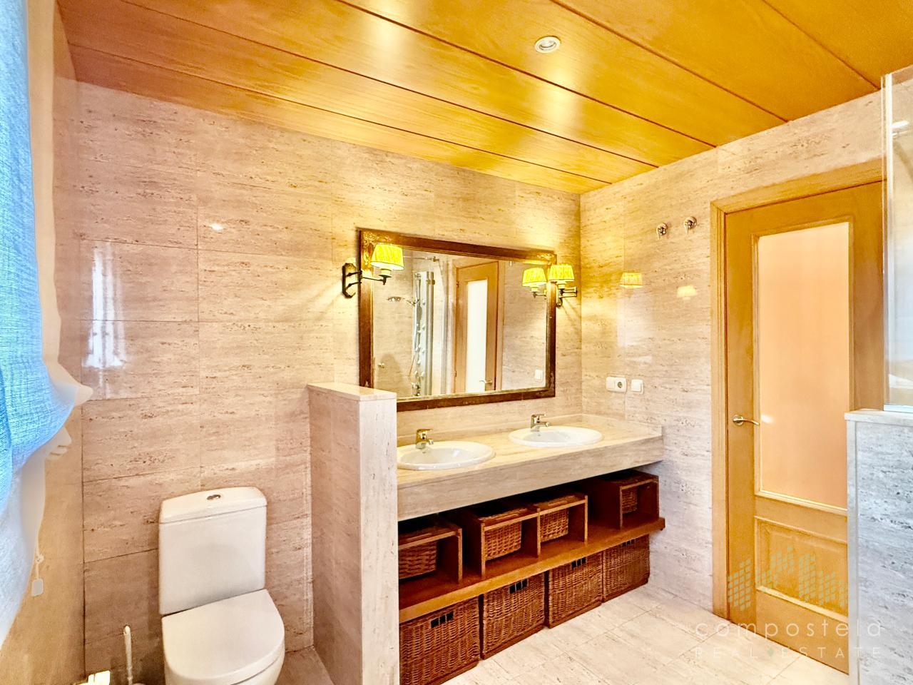 Mobiliario de baño en dormitorio principal