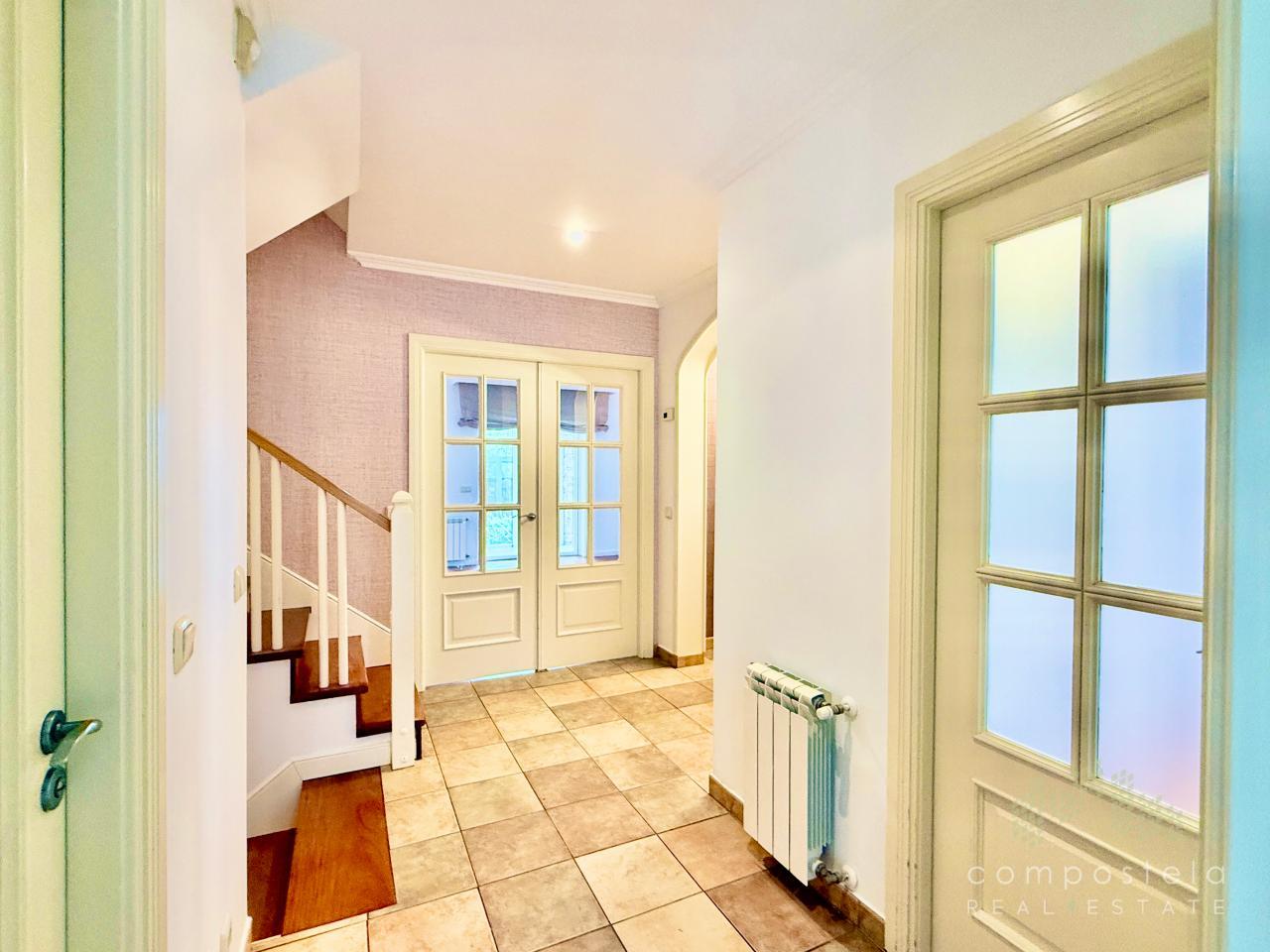 Planta primera, hall, escalera hacia planta baja