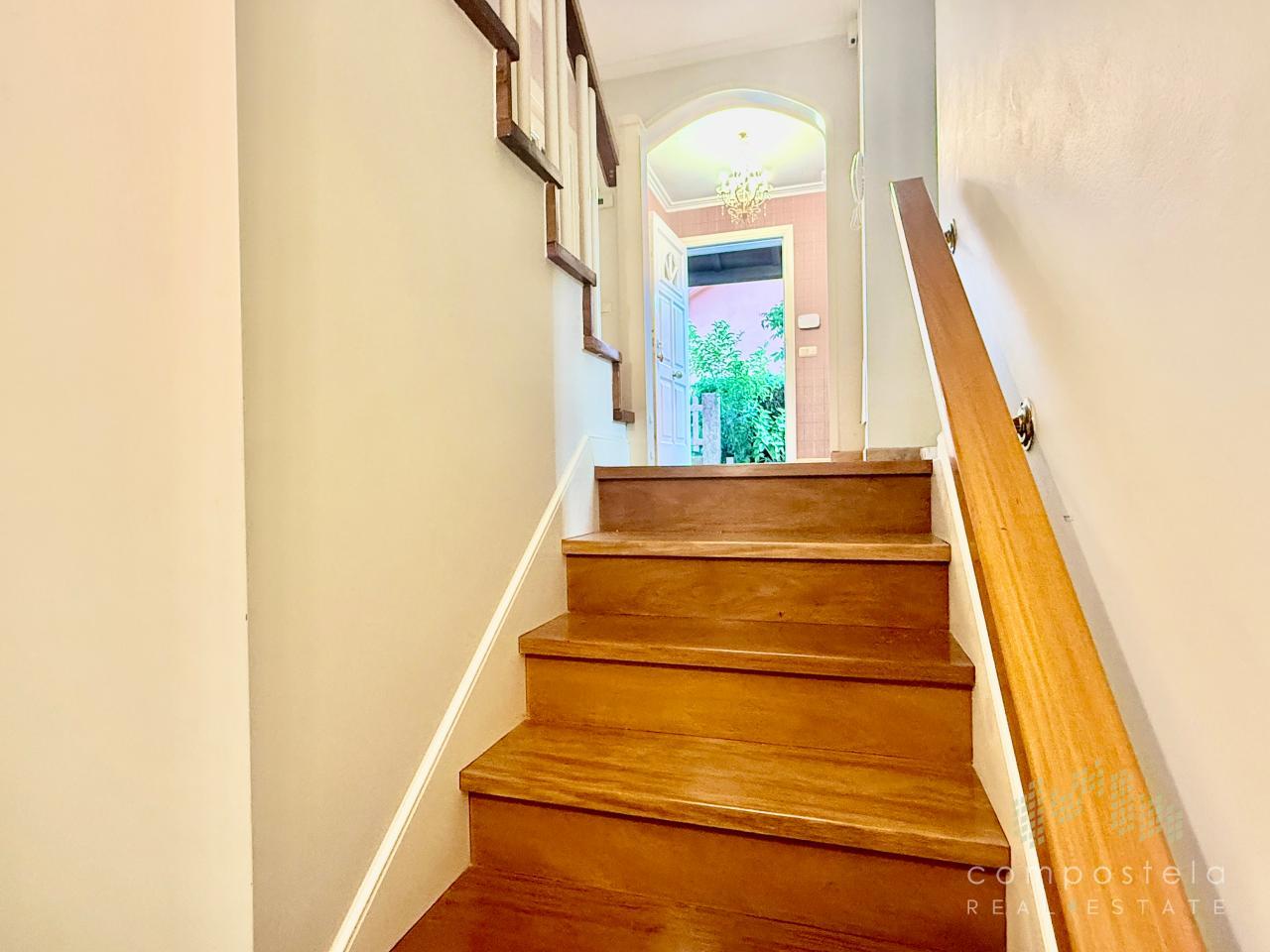 Escalera, bajada hacia garaje