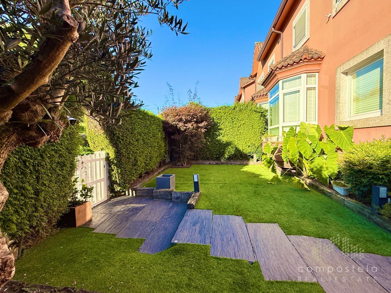 Acogedor jardín, fachada principal 