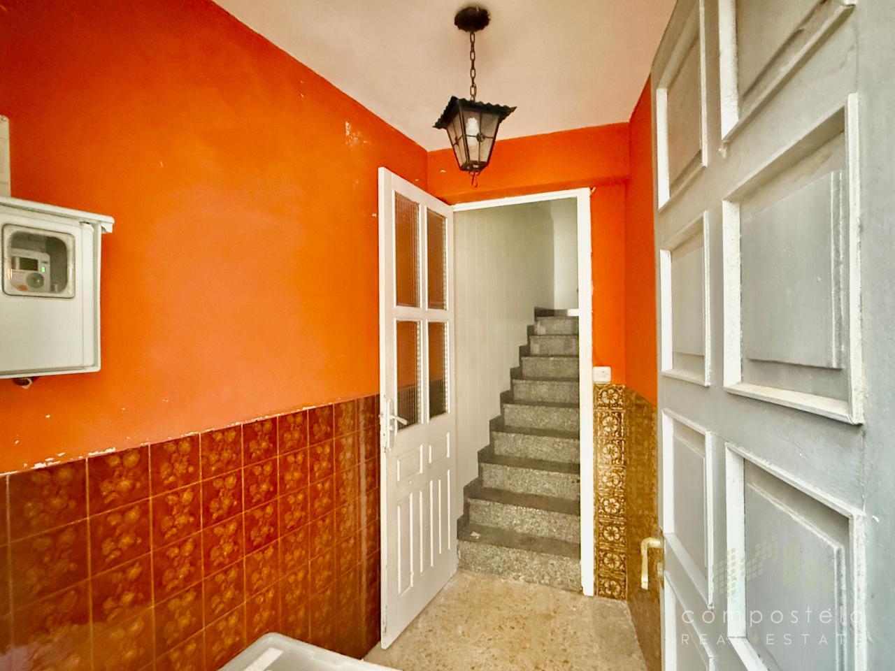 Hall, acceso a la planta 1ª de la vivienda