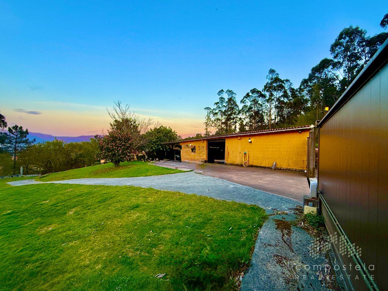 Anejos a la propiedad, parking para 2 coches, almacén y pequeña oficina