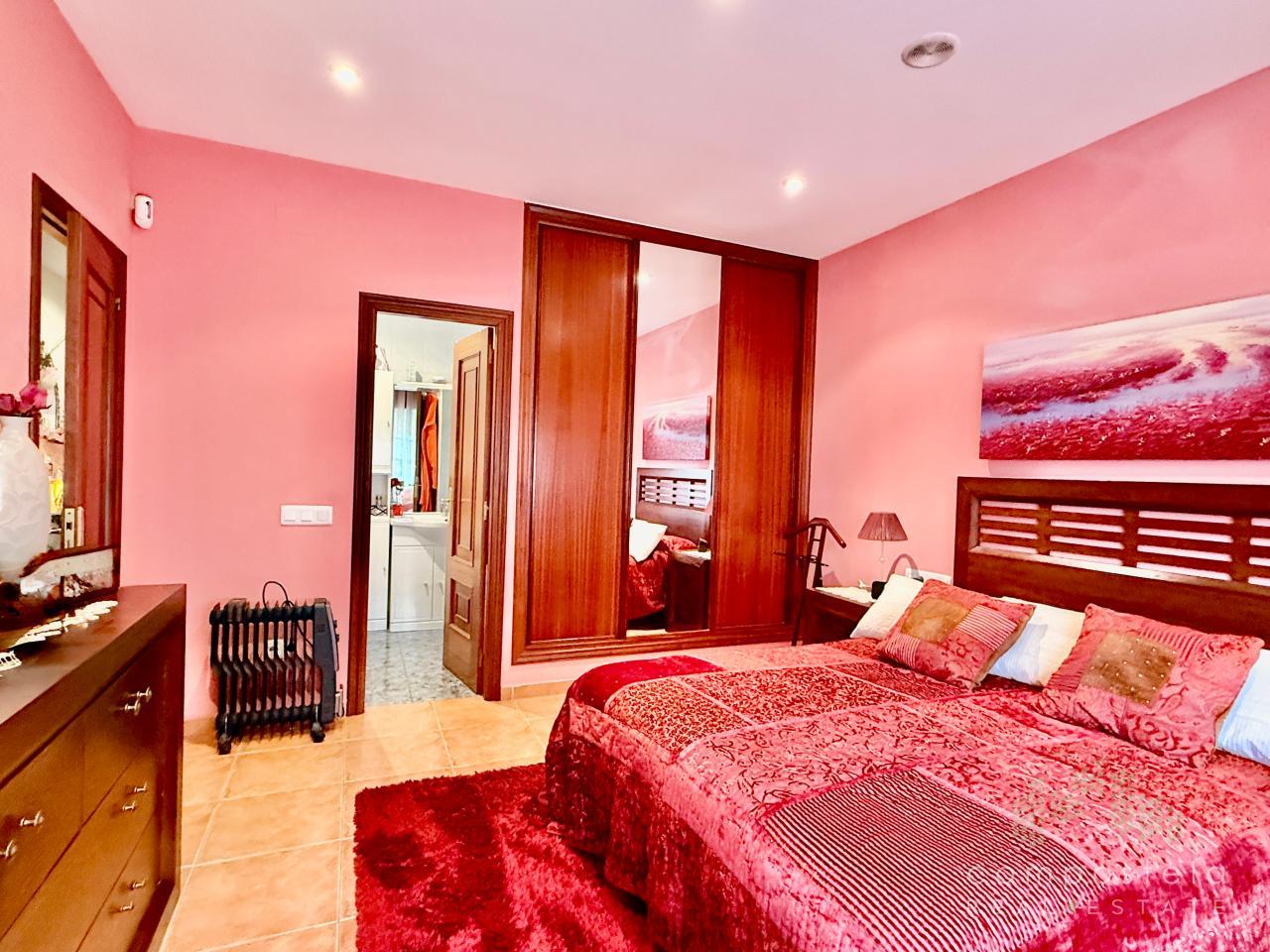 Armario empotrado, baño incorporado en dormitorio principal de 1ª planta