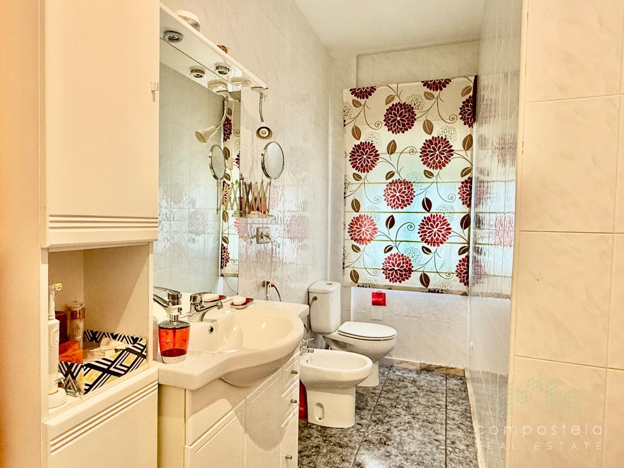 Mobiliario de baño en dormitorio