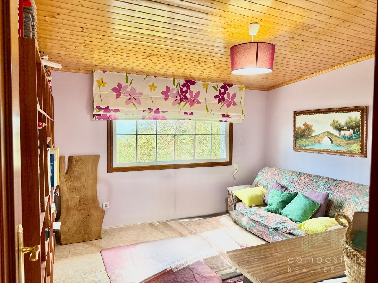 3º Dormitorio, acondicionado como estudio, planta superior