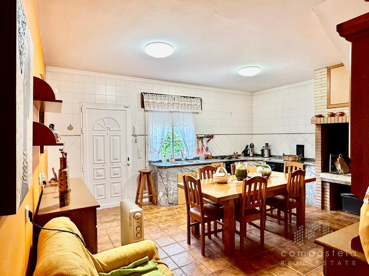 Planta Baja, cocina rústica de gran utilidad