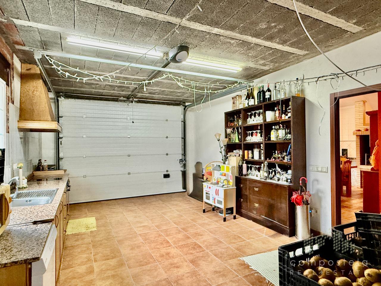 Garaje, planta baja, capacidad para mínimo 2 coches