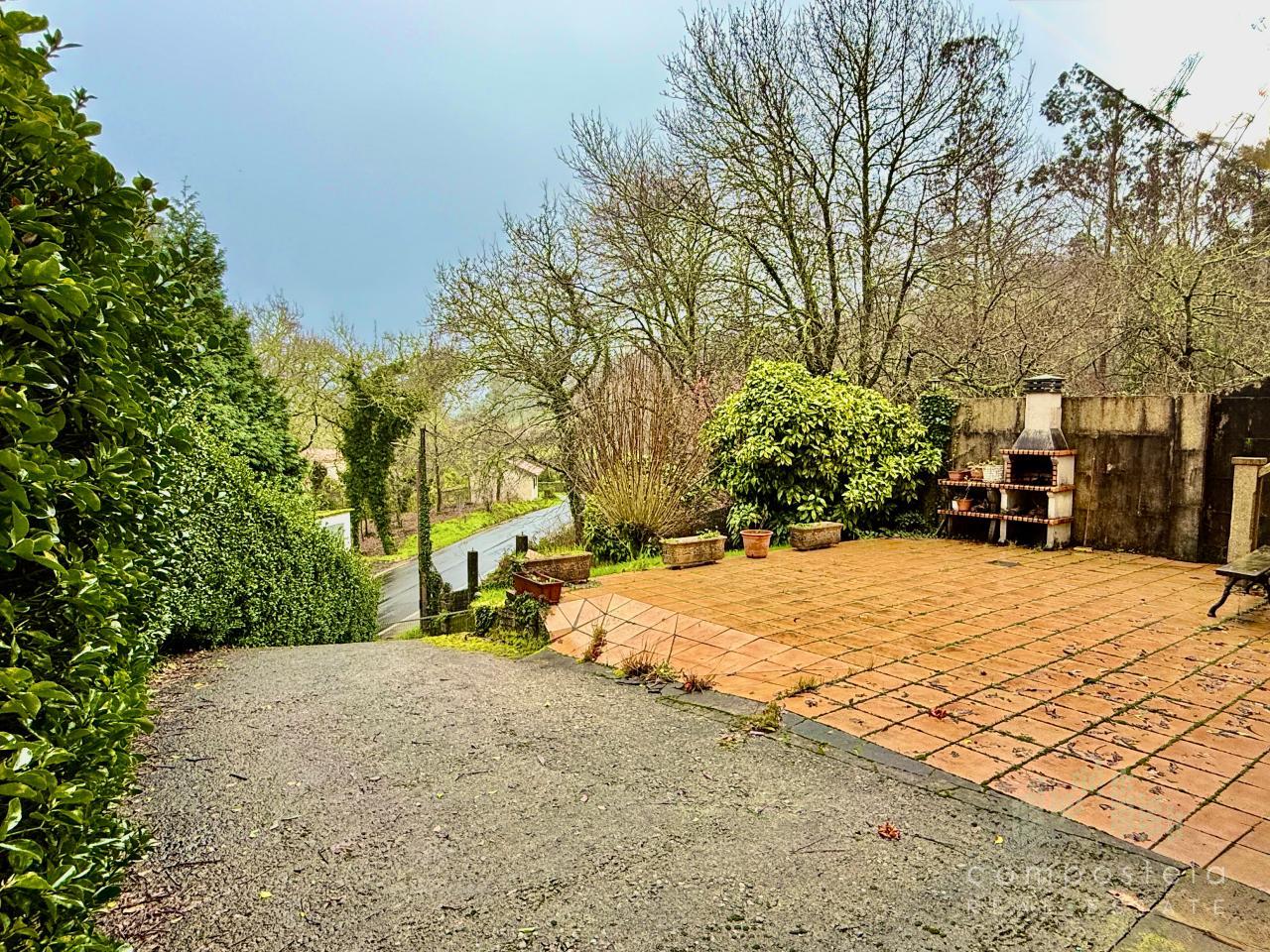 Uno de los accesos a parcela y vivienda