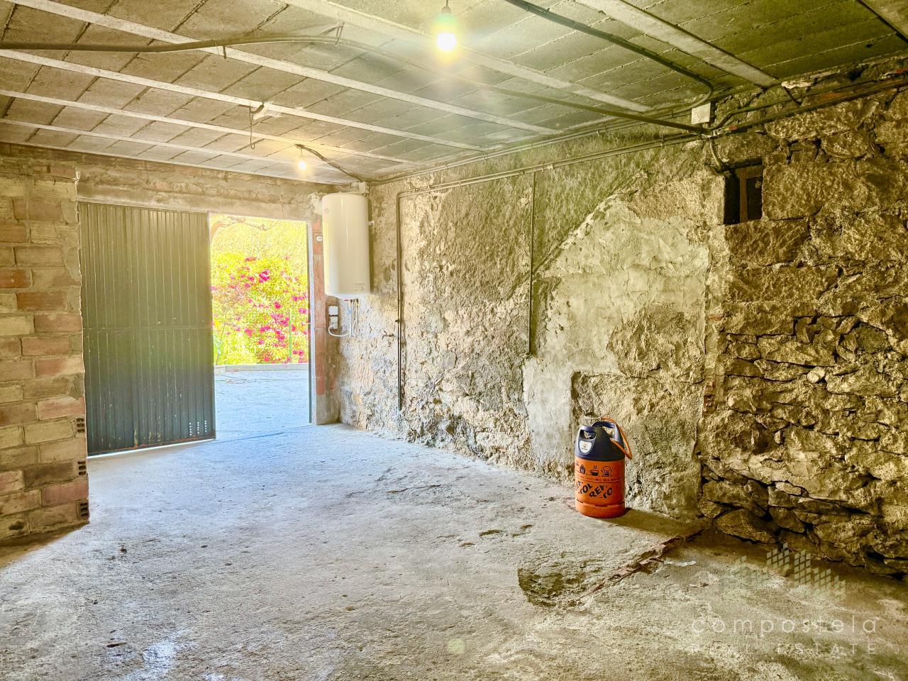 Garaje, anexo a la vivienda con portal cerrado