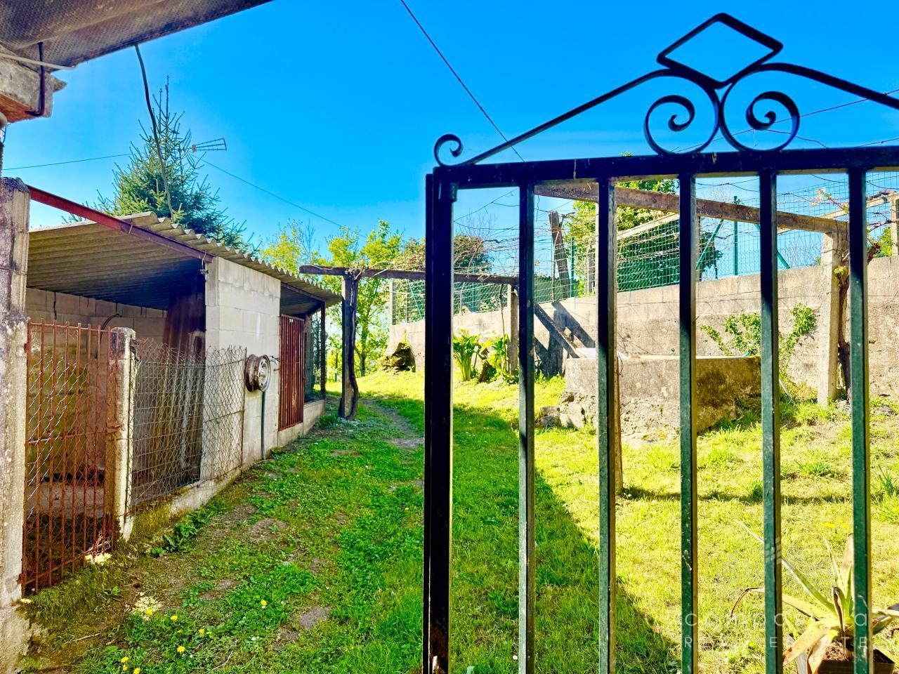 Salida a la finca desde alpendre de la vivienda