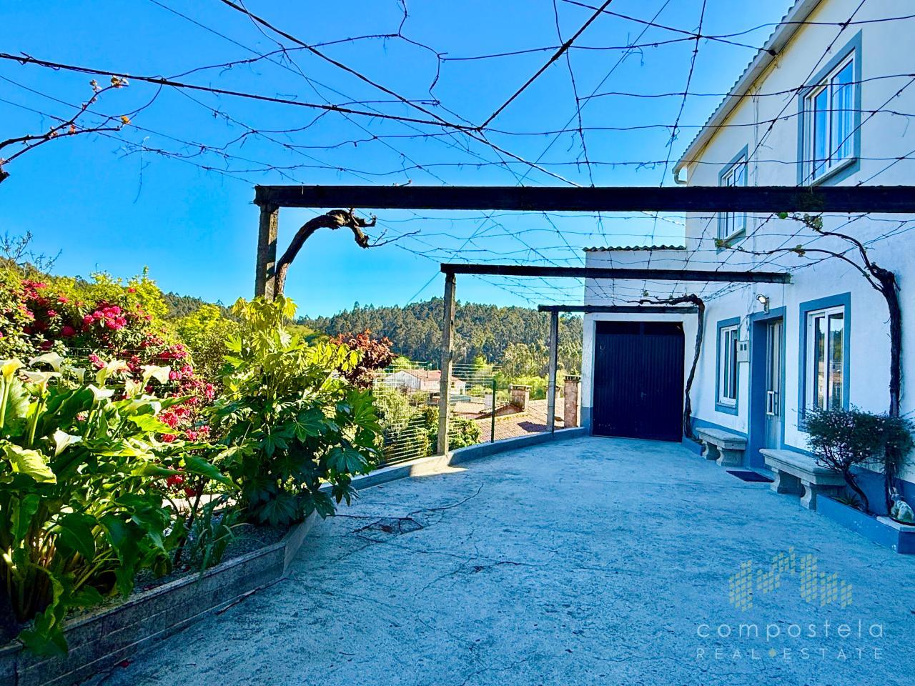 Fachada principal, casa con anexos y finca