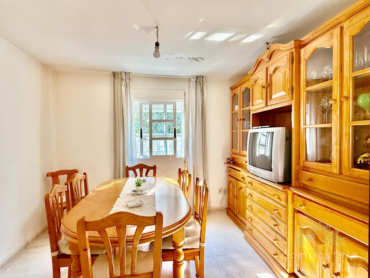 Zona de comedor, abierta hacia la cocina