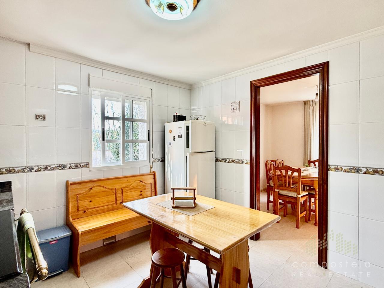 Cocina, abierta hacia zona de comedor