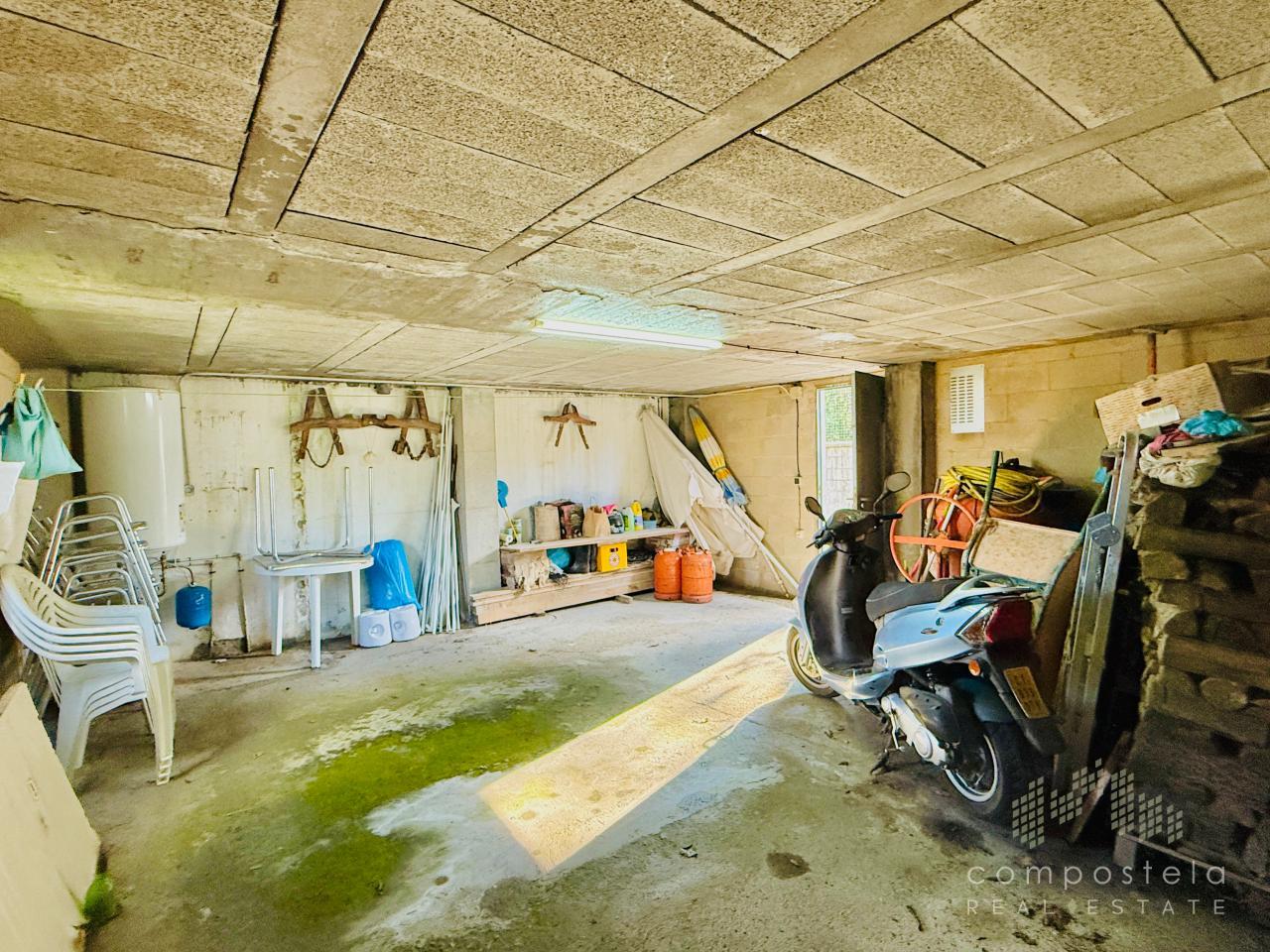 Garaje. Termo para agua caliente. casa sin calefacción