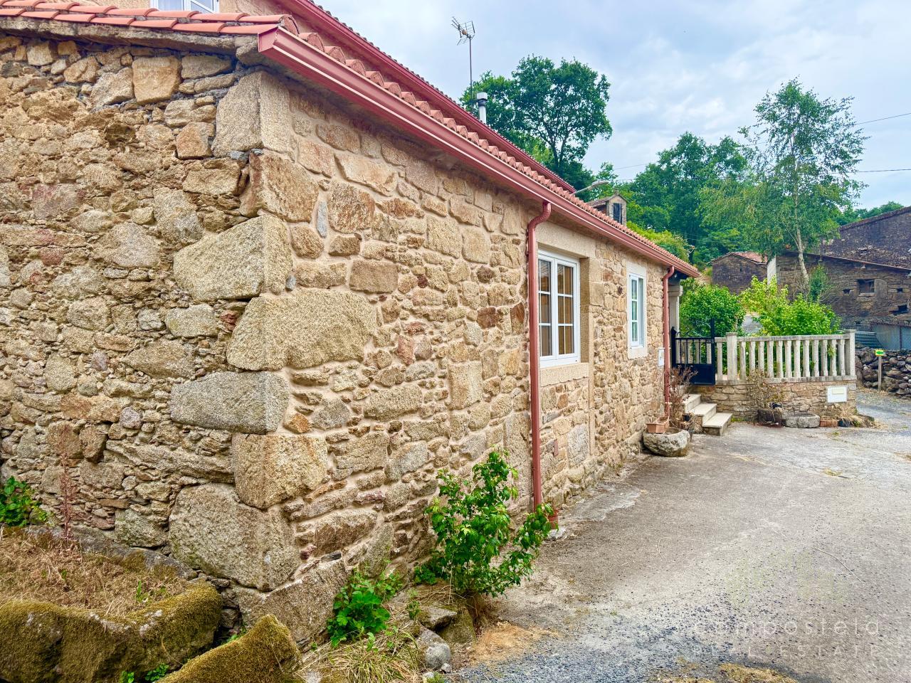 Fachada reahabilitada 1ª casa