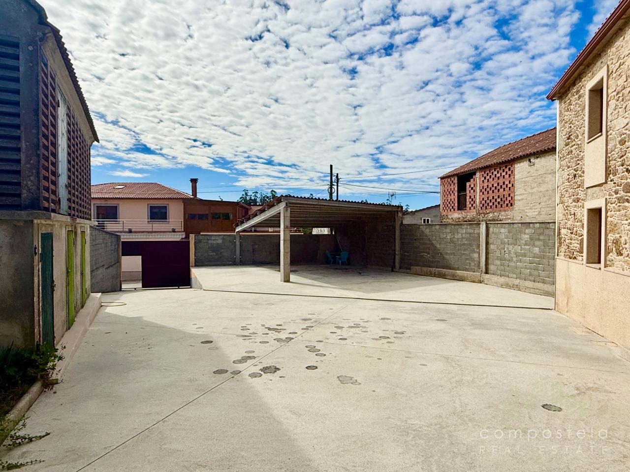 Zona anexas de la casa, hórreo, parking