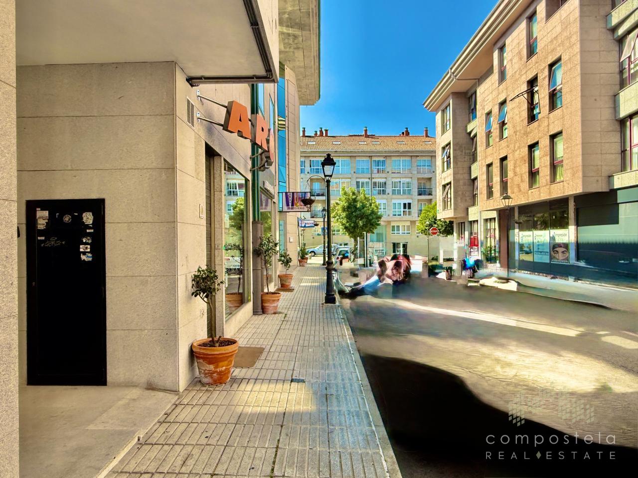 C/Viorneira, portal del garaje