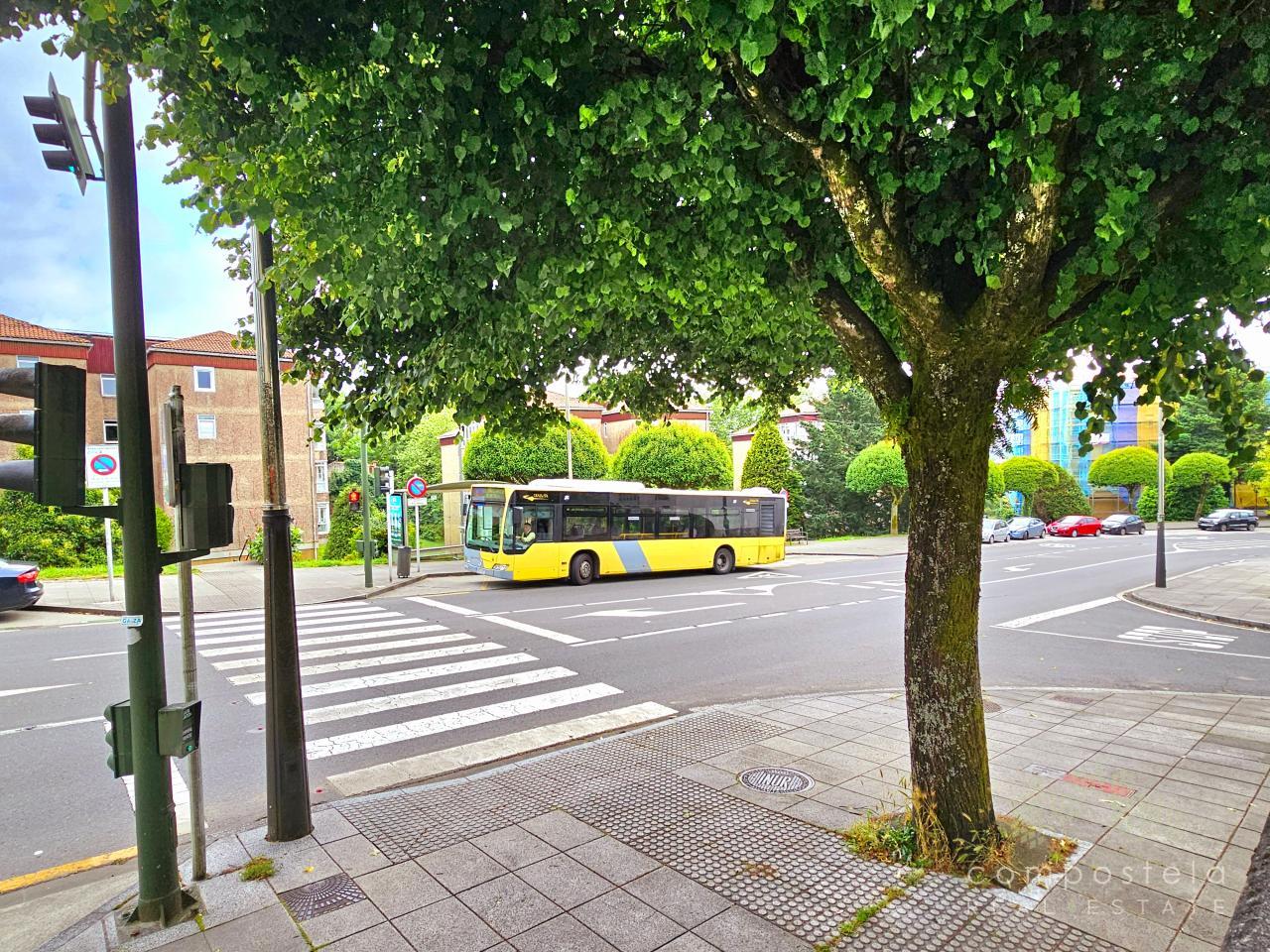 Parada de Bus al lado del edificio