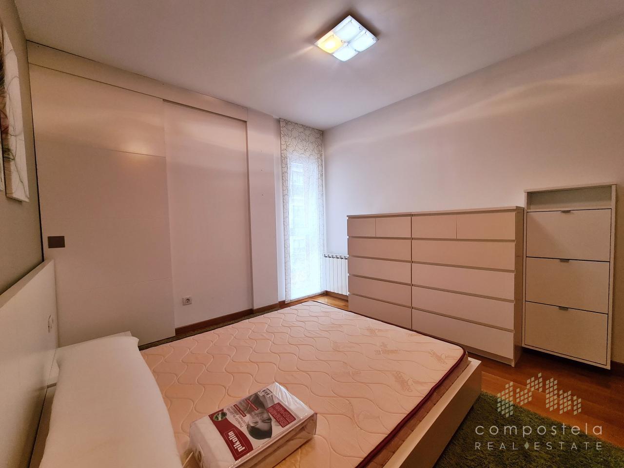 Amplitud y comodidad en dormitorio principal