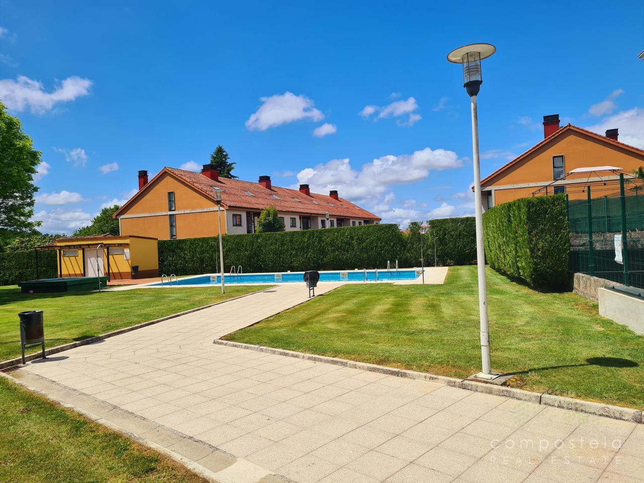 Piscina comunitaria en urbanización 