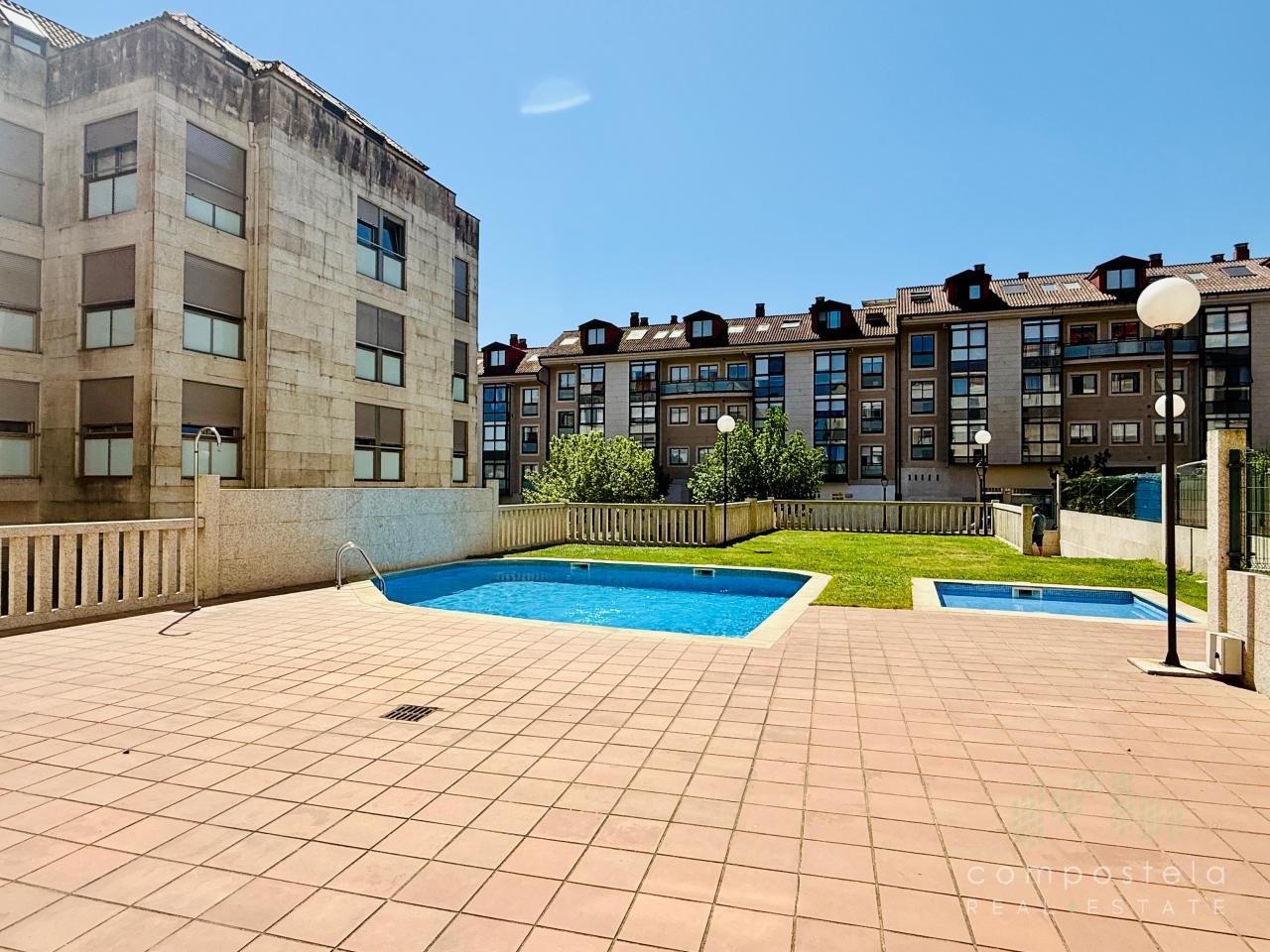 Piscina comunitaria en urbanización