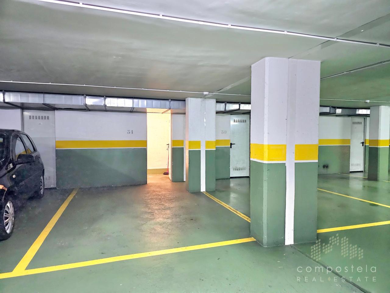 Cómoda plaza de garaje, trastero incorporado