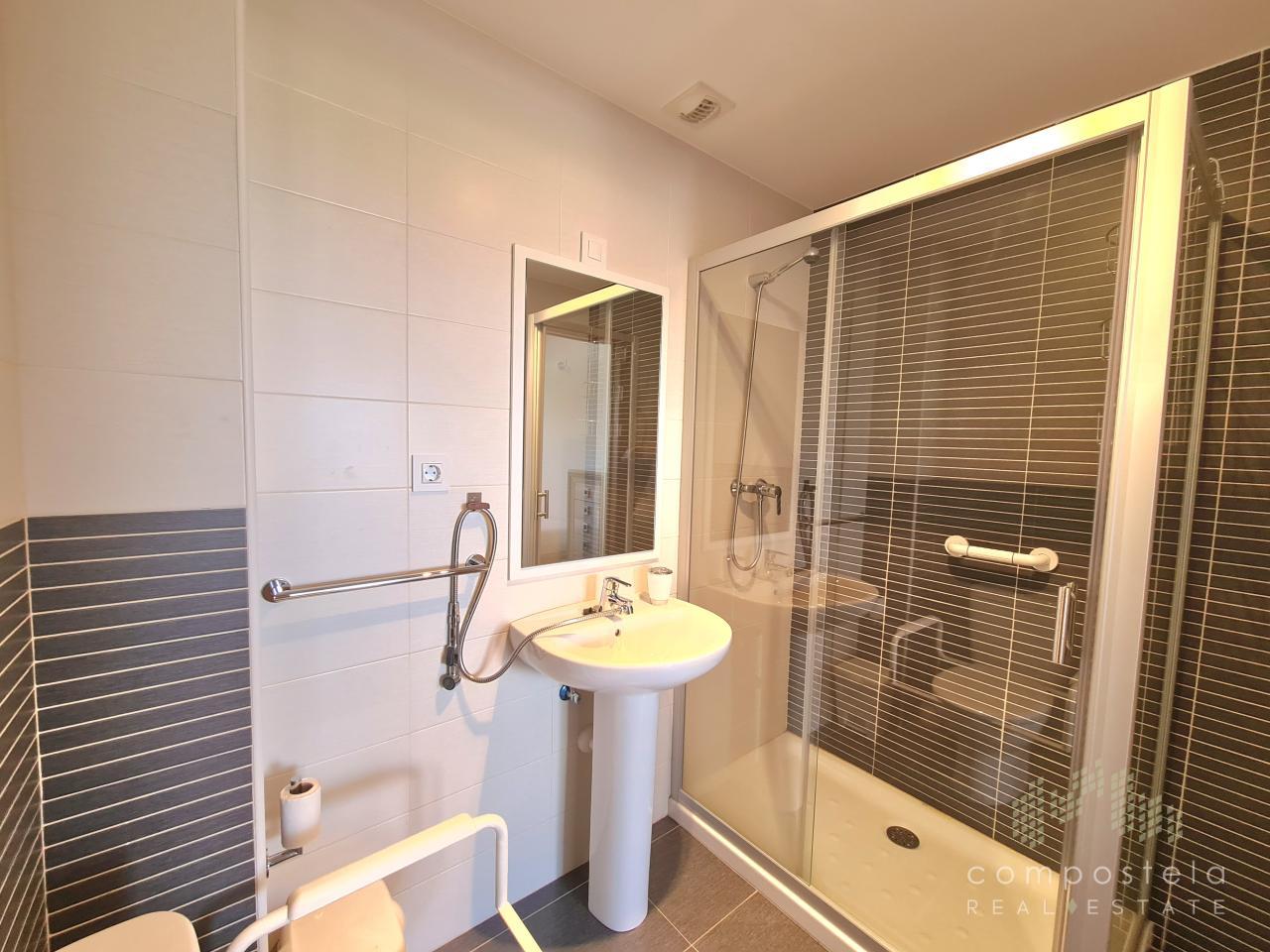 Cómodo baño incorporado en dormitorio