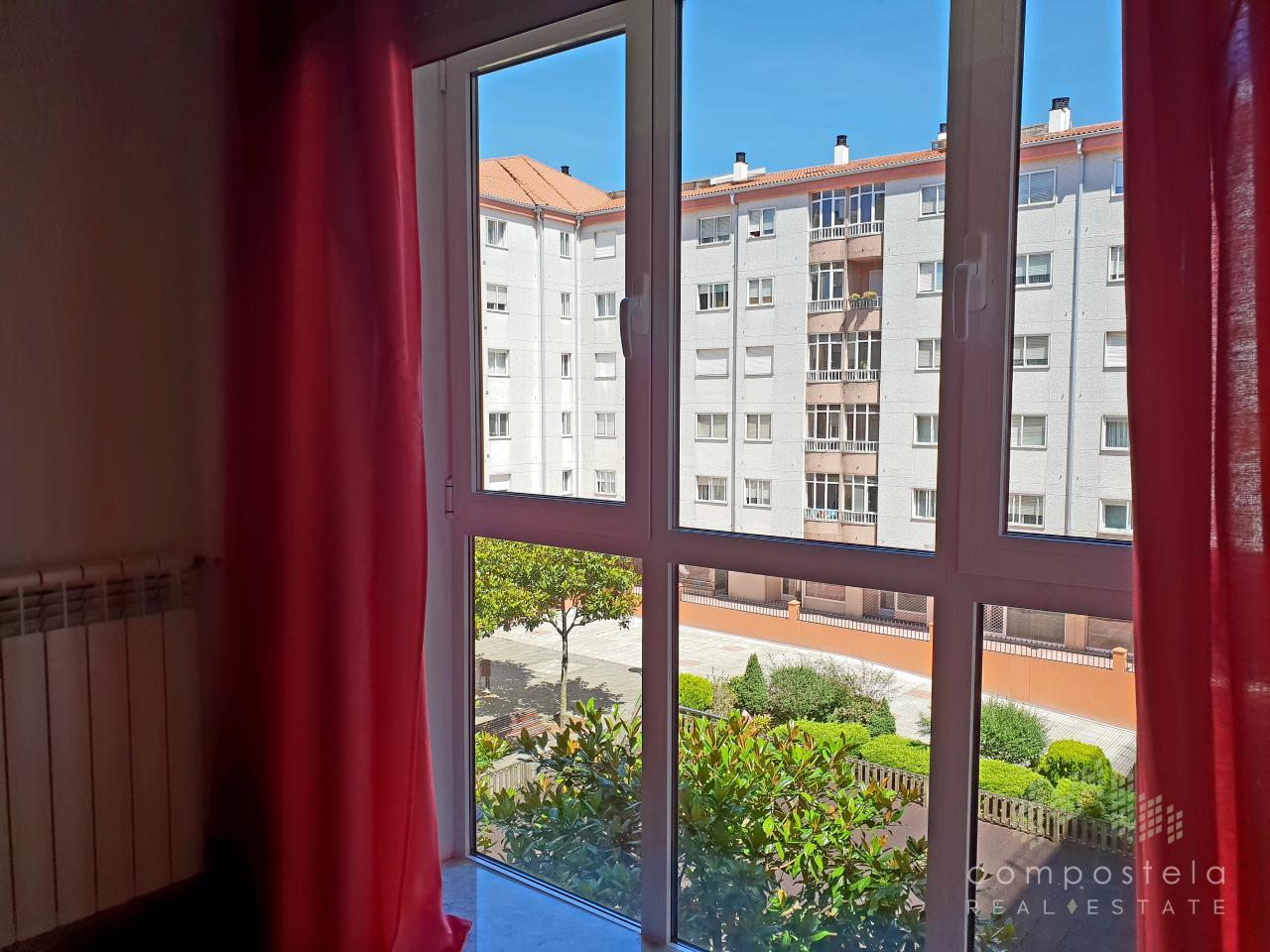 Vistas desde preciosa galería del salón