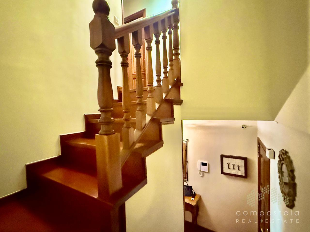 Cómoda escalera hacia planta superior